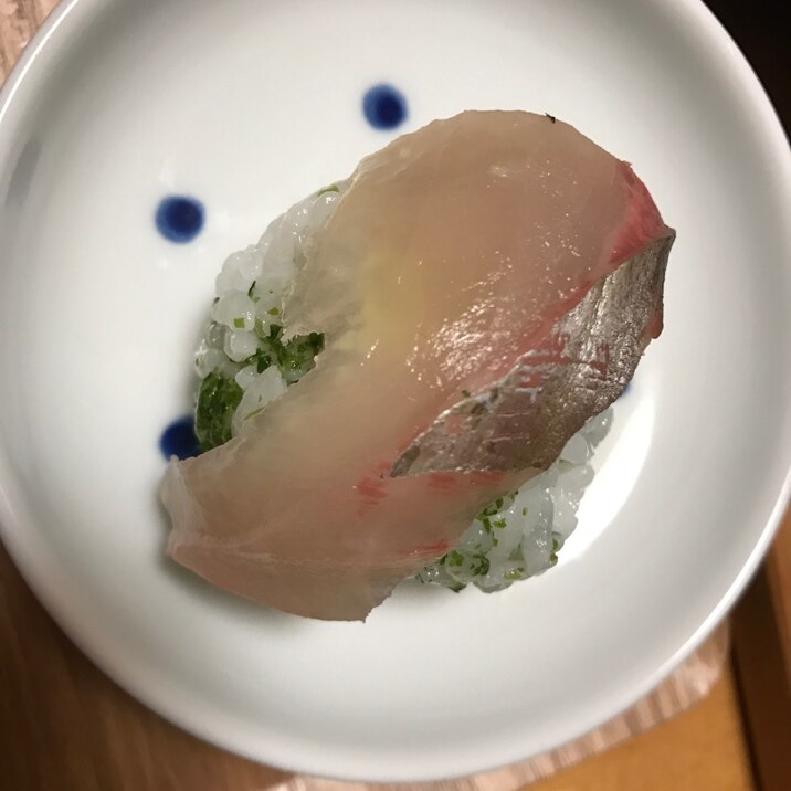 青海苔酢飯でハマチの手毬寿司